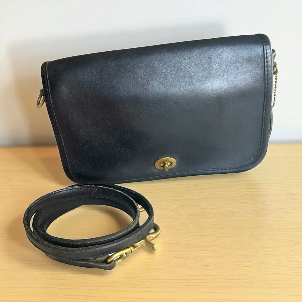 Coach Vintage Slim Turnlock Crossbody Black Leather Convertible Clutch‎